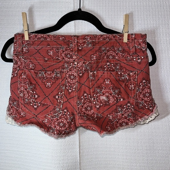 NO BOUNDARIES Red Handkerchief Bandanna Print Denim Lace Boho Jean Shorts Size 7 - Picture 4 of 7